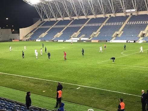 שחקני הקבוצה בפוזה המוכרת להם בסיום המשחק
