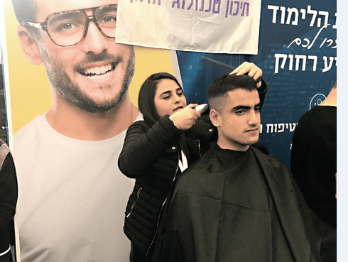 תלמידה בפעולה במספרה | צילום: באדיבות רשת נעמ"ת