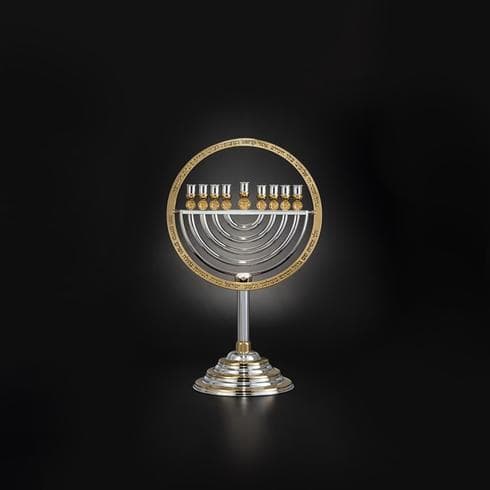חנוכייה שבתאי מודרני של הצורפים. החל מ- 100 אלף שקלים. צילום: ירון ויינברג