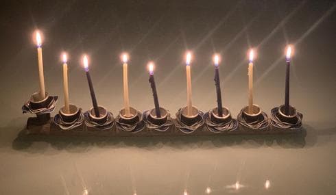 חנוכיה מקפסולות קפה ממוחזרות של האומנית מיכל ברוטפלד 