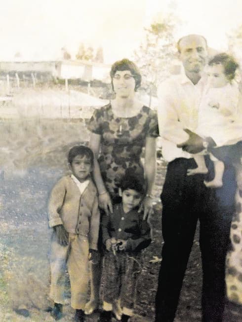 מאיה בילדותה עם אביה, אמה ואחיה | צילום מהאלבום המשפחתי
