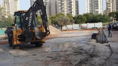 העבודות להקמת מגרש הגלגיליות בפארק אוחיון. צילום: החברה לפיתוח פתח תקוה