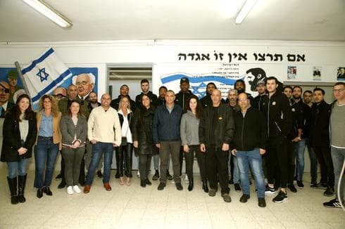עובדי שגריר ושחקני הפועל חולון בהדלקת הנרות | צילום: גיא קרן
