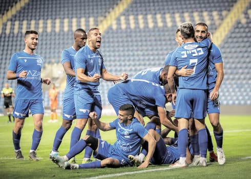 תומר לוי (שואג במרכז) והחברים חוגגים את הניצחון הגדול על ראשל"צ. צילום: עוז מועלם
