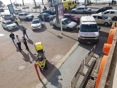 מזירת האירוע בטיילת בת ים | צילום: תיעוד מבצעי מד"א