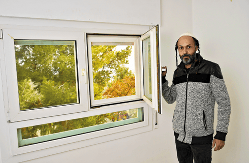 בכורי עם אחד החלונות. "תמיד יש אפשרות שיקרה אסון" | צילום: יואב דודקביץ' בכורי עם אחד החלונות. "תמיד יש אפשרות שיקרה אסון" | צילום: יואב דודקביץ'