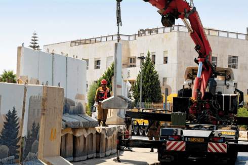 פינוי גדר הביטחון בשכונה. החלונות נשארו | צילום: עמית שאבי פינוי גדר הביטחון בשכונה. החלונות נשארו | צילום: עמית שאבי