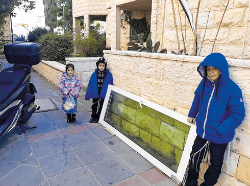 ילדיו של בכורי עם אחד החלונות | צילום: פרטי ילדיו של בכורי עם אחד החלונות | צילום: פרטי