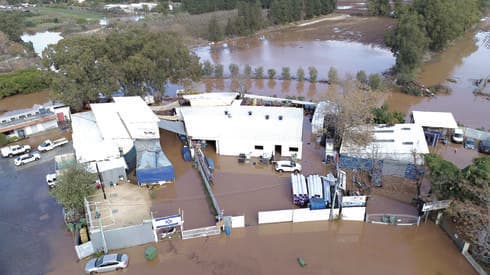 ההצפות באזור התעשייה | צילום: דניאל חזרתי, מוסך צ'יקו