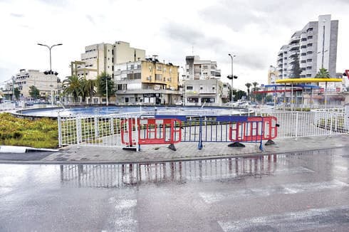 המזרקה המנגנת. מחסומים בכניסה | צילום: שרון צור
