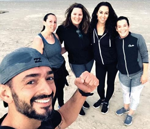 אלירן אסטרוטי עם חברים מהקבוצה. "זה לא קל, אבל זה אפשרי" | צילום: פרטי