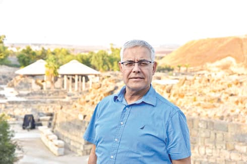 ראש העיר ז'ק'י לוי בגן הלאומי | צילום: שרון צור