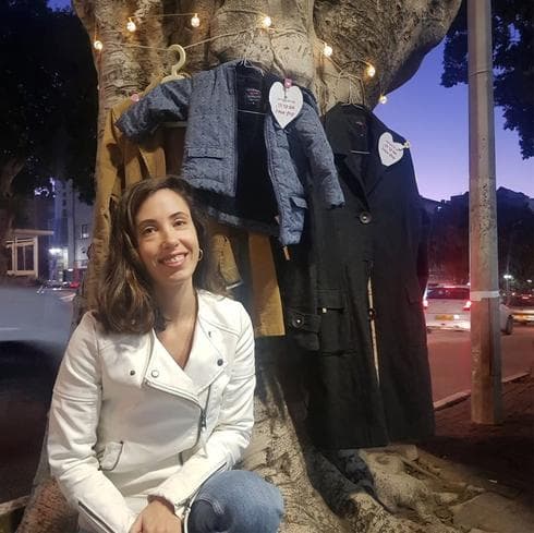 שני קלצניק ליד עץ המעילים. צילום: פרטי