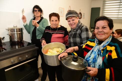 משתתפות הפרויקט במטבח. קשר נהדר | צילום: הרצל יוסף