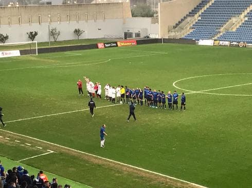 שחקני הקבוצות המשולבות לפני פתיחת המשחק בין השתיים שחקני הקבוצות המשולבות לפני פתיחת המשחק בין השתיים