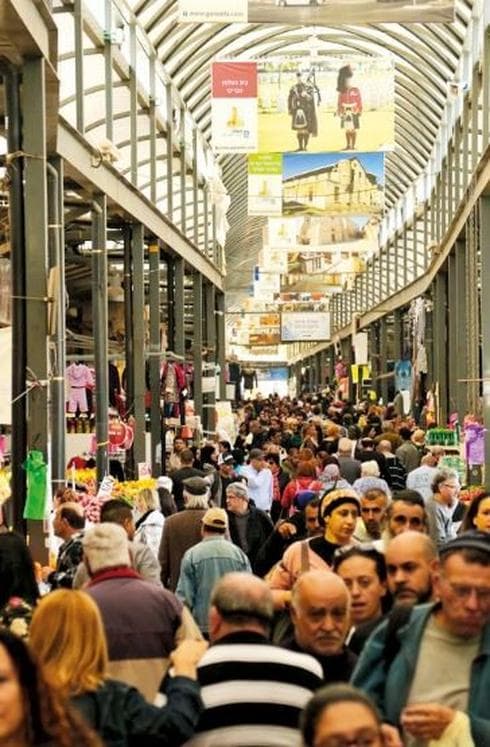 שוק רמלה. הסוחרים מסבירים ללקוחות | צילום: רון פלד