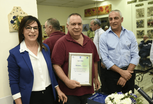 האות מוענק לצביקה קומיי. צילום: אגף דוברות והסברה, משרד הביטחון