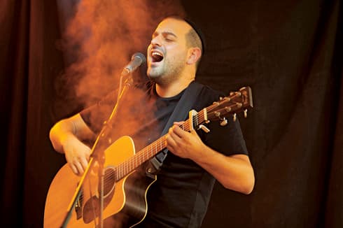 תורג'מן בהופעה. כתב את "אל תעזבי ידיים" על חברת ילדות מדימונה | צילום: הרצל יוסף