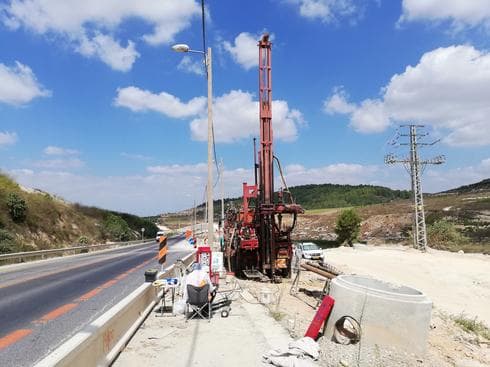 קידוחי ניסיון המבוצעים בימים אלה סמוך לישוב ריינה על כביש 79 (צילום: חוצה ישראל)