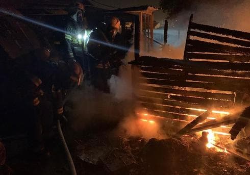 בית עלה באש ברחוב מבצע יהונתן בחדרה | צילום: דוברות כבאות חדרה
