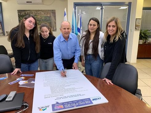 ״אורט אורן״ מחתימים את ראש העיר על אמנת ״מנהיגים שיח חיובי בעיר״ (צילומים: עיריית עפולה)