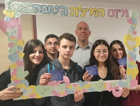 תלמידי ״אורט אלון״ עם מנהל בית החולים בבית חולים העמק ד״ר זיו רוזנבוים 