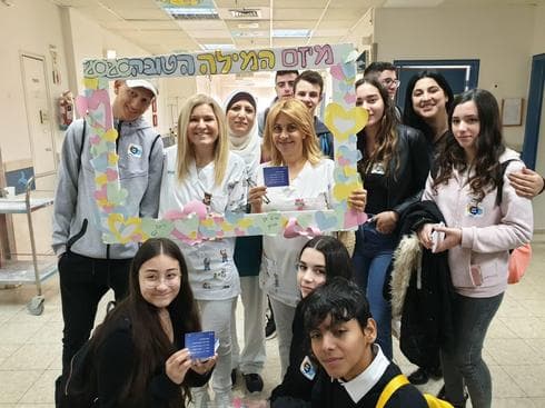תלמידי ״אורט אלון״ עם מנהל בית החולים בבית חולים העמק ד״ר זיו רוזנבוים 