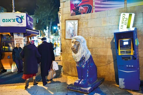 פסלי אריות ברחבי העיר. להחזיר להם את הצבע. צילום: יואב דודקביץ'