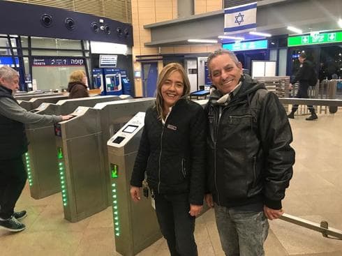 יפה דיילת הרכבת עם המשורר העפולאי איציק ג'קי ביטון (צילום: רכבת ישראל)