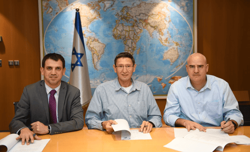 חתימת ההסכם לפינוי מחנות צה"ל. צילום: דוברות רשות מקרקעי ישראל