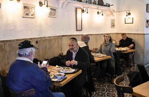  המסעדה. "הדלפק ותנור הנפט תמיד יישארו". צילום: יואב דודקביץ'