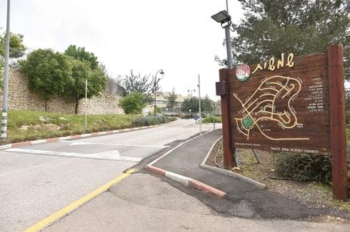 הכניסה ליישוב שמשית (צילום: שרון צור)