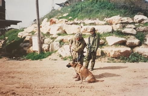 נערכים לפתיחת ציר עם כלב | צילום: שי שמש ( נערכים לפתיחת ציר עם כלב | צילום: שי שמש) נערכים לפתיחת ציר עם כלב | צילום: שי שמש