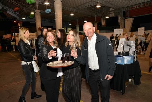 ראש העיר אבי אלקבץ ויועצת ראש העיר בקוקטייל הפתיחה (צילום: שנין גולן)