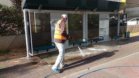 מנקים את תחנות האוטובוס. צילום: באדיבות עיריית קרית ים