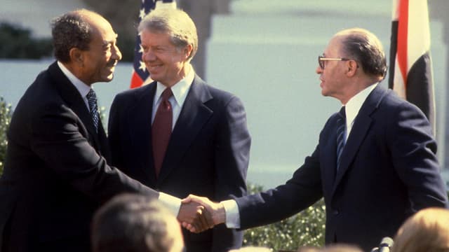 Ante la mirada de Carter (EE.UU.), Sadat y Beguin se dan la mano y acuerdan la paz entre Israel y Egipto (Getty Images) Sadat, Carter y Beguin en el acuerdo de paz con Egipto en 1979