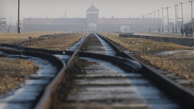 Las vías de tren que llevan a Auschwitz