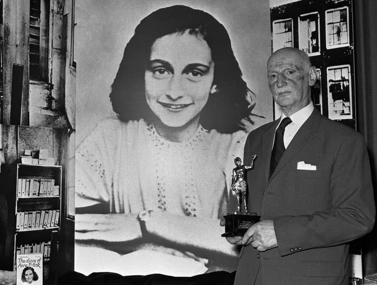 Otto Frank junto a la imagen de su hija Ana 