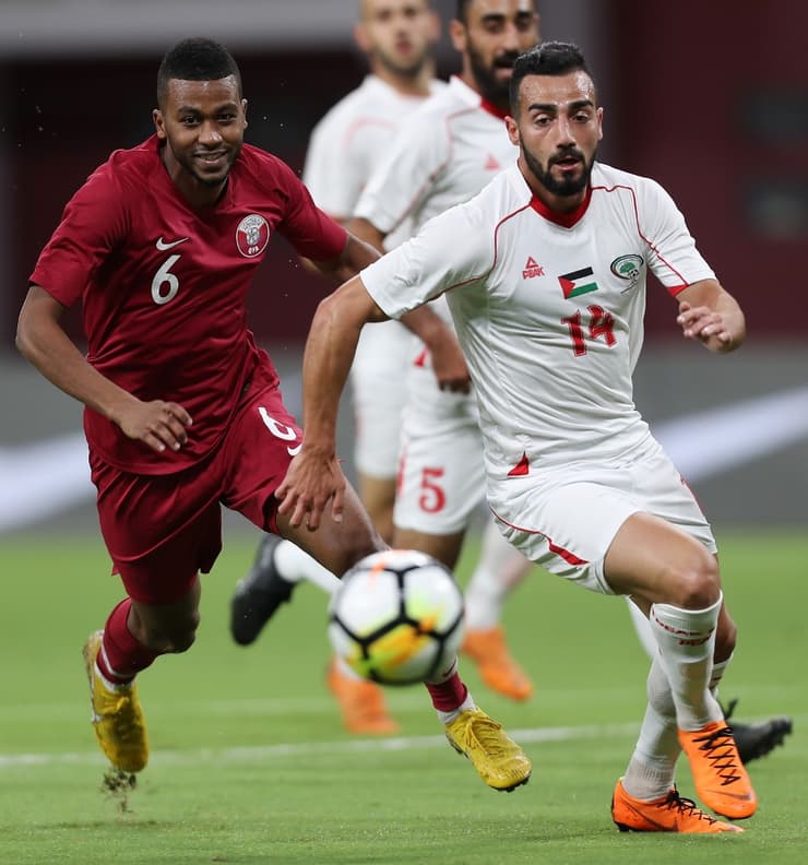 Abdala Jaber jugando para Palestina enfrentándose a Qatar 