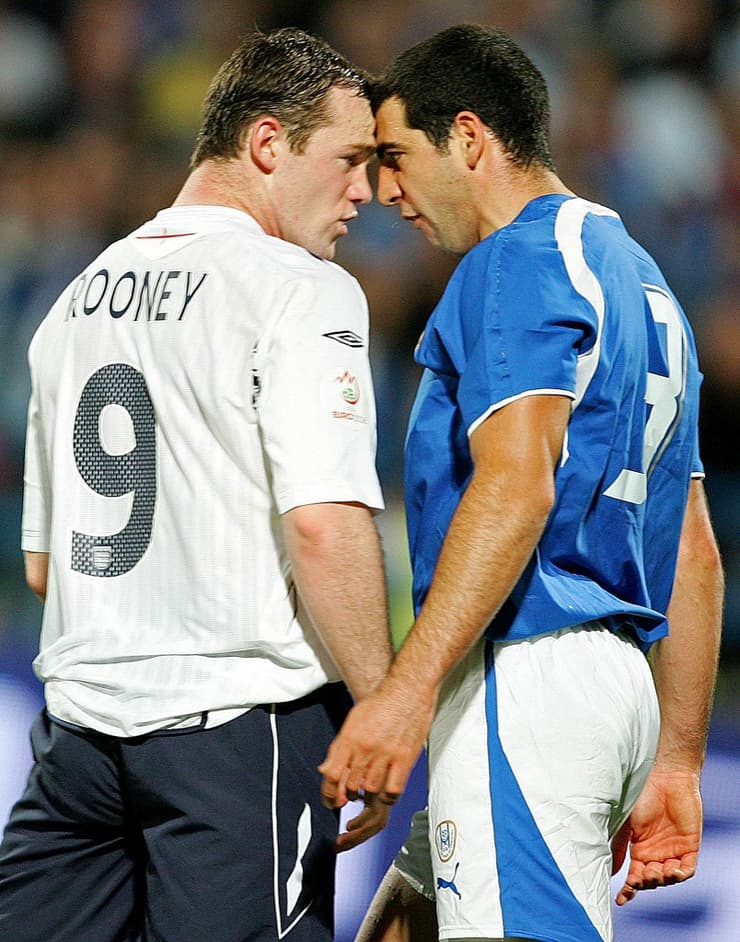 Wayne Rooney enfrentado a Tal Ben Haim en el partido disputado en el Ramat Gan por las eliminatorias a la Eurocopa 2008