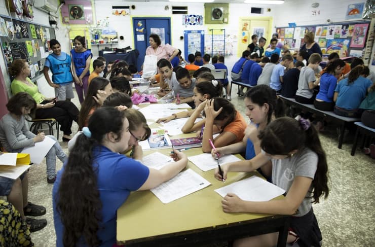 Niños estudiando en una escuela de la ciudad de Nazareth