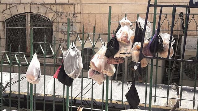 Bolsas de basura colgando