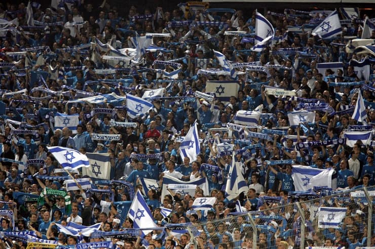 Aficionados israelies en el estadio Ramat Gan durante el partido contra Francia por las eliminatorias al mundial 2006 (AFP) Aficionados israelies en el estadio Ramat Gan durante el partido contra Francia por las eliminatorias al mundial 2006