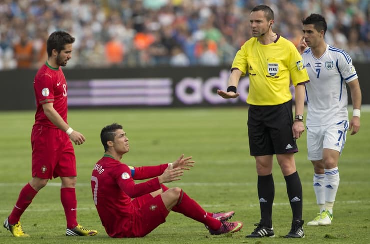 Cristiano Ronaldo en el césped del Ramat Gan en el partido contra Israel por la clasificatoria al mundial 2014 (AFP) Cristiano Ronaldo en el césped del Ramat Gan en el partido contra Israel por la clasificatoria al mundial 2014