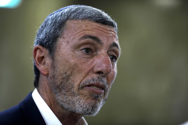 "Gracias al Señor mis hijos crecieron de manera natural y saludable", respondió Peretz, consultado sobre cuestiones de orientación sexual (AFP) Rafi Peretz