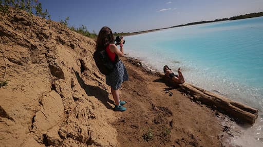 Los modelos de Instagram acuden en masa al lago tóxico