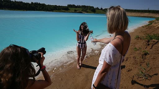 Los modelos de Instagram acuden en masa al lago tóxico
