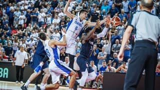 Deni Avdija tapando el tiro del jugador francés