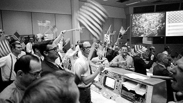 Sala de control de la NASA durante el aterrizaje en la luna