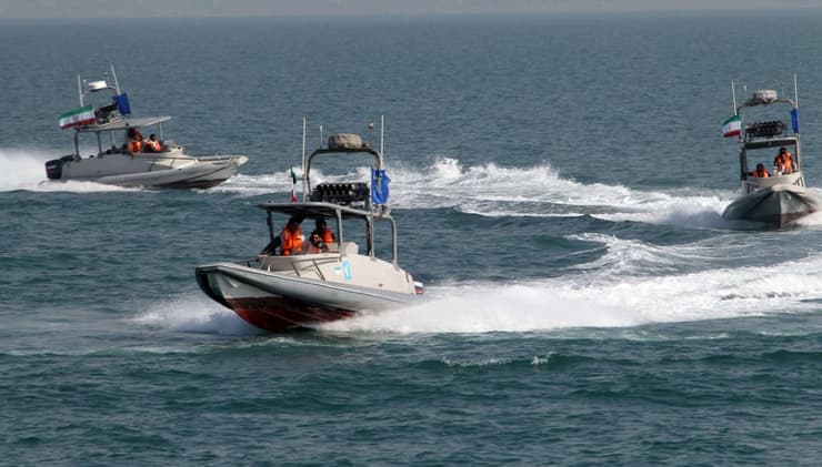 Foto de 2012 deFoto de 2012 de barcos iraníes rodeando un buque petrolero lanchas iraníes